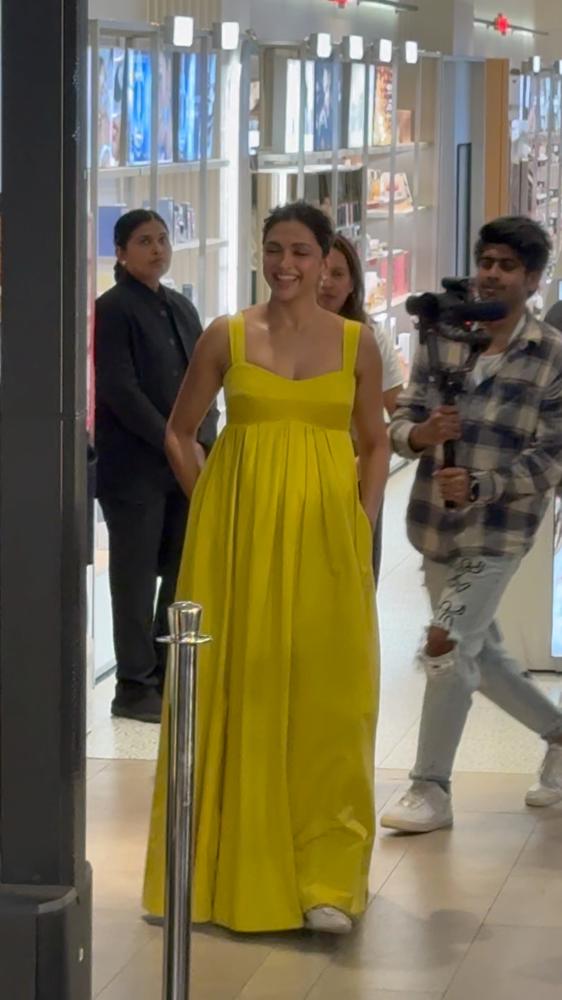 mom-to-be-deepika-padukone-arrives-at-an-event-in-mumbai-flaunting-her-baby-bump